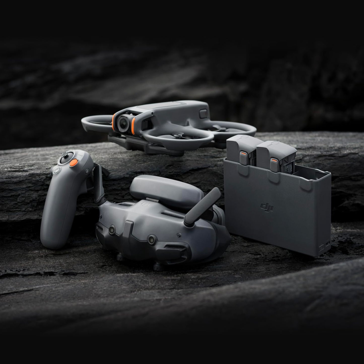 DJI Bundle Fly More Avata 2 (Trois Batteries), Drone FPV avec Caméra 4K, Acrobaties en Une Touche, Protection d’hélice intégrée, Drone Caméra avec Goggles 3 et RC Motion 3
