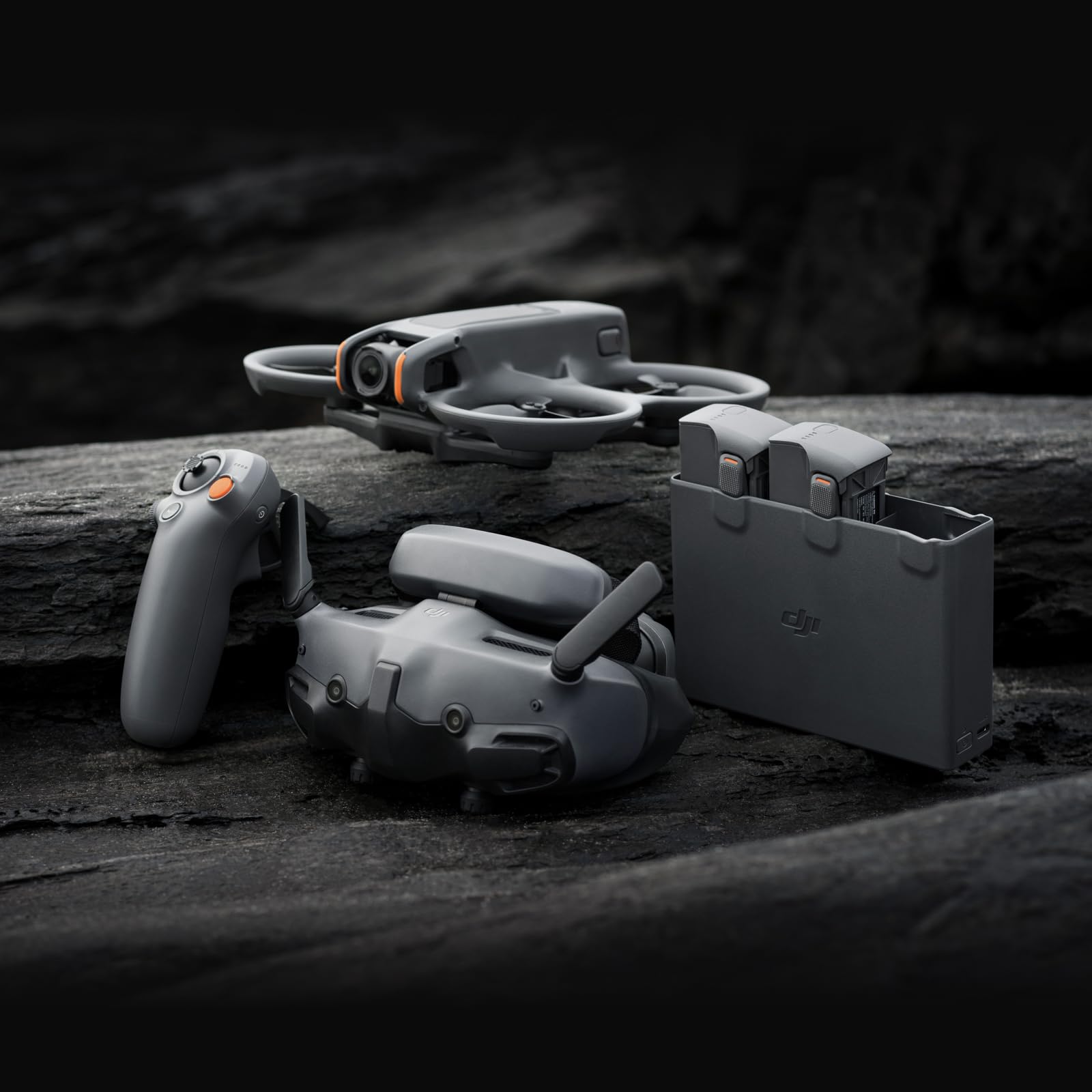 DJI Bundle Fly More Avata 2 (Trois Batteries), Drone FPV avec Caméra 4K, Acrobaties en Une Touche, Protection d’hélice intégrée, Drone Caméra avec Goggles 3 et RC Motion 3