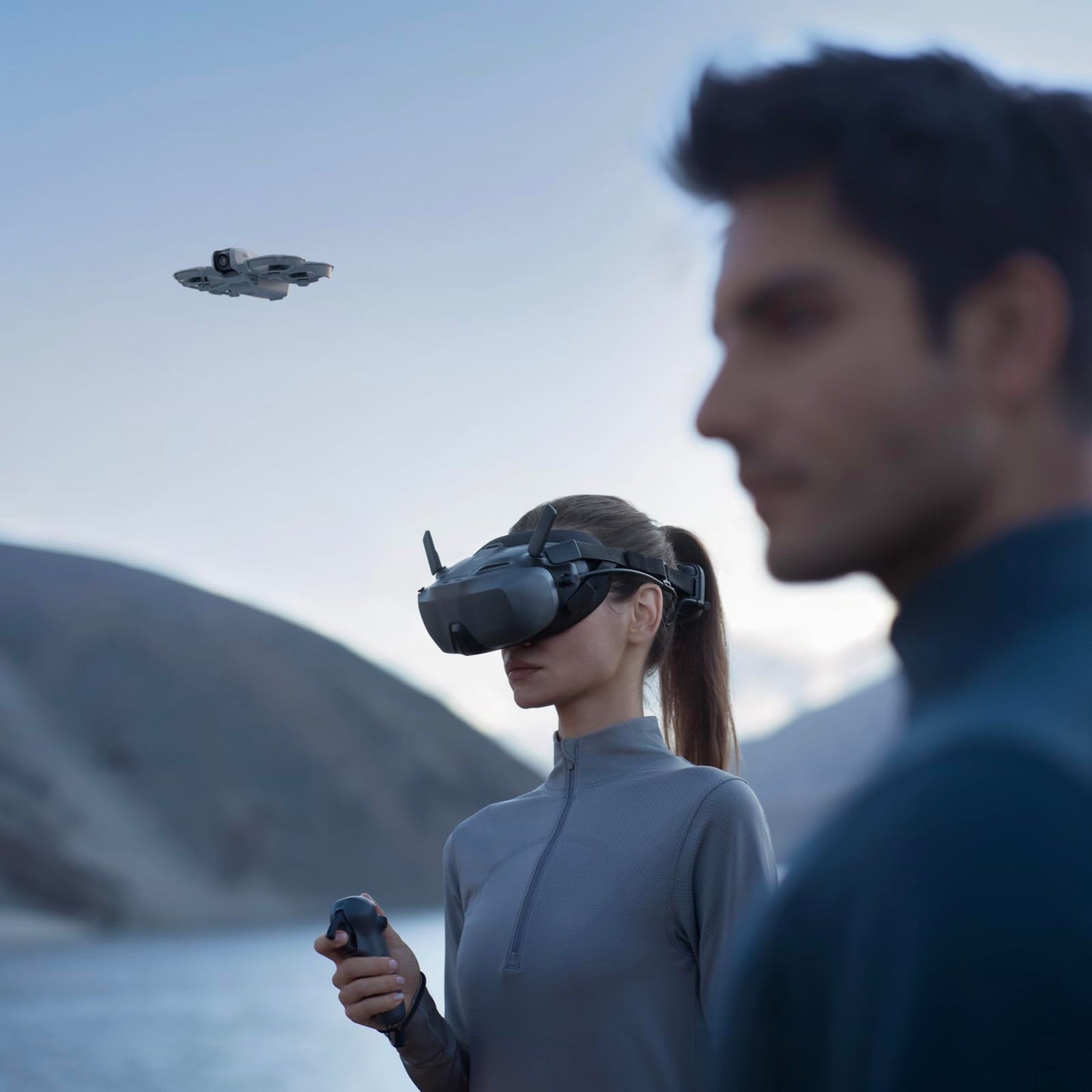 Bundle Motion Fly More DJI Neo, Mini Drone avec Caméra 4K UHD pour Adultes, Drone Suiveur qui Vole Seul de 135 g, Décollage du Creux de la Main, Suivi de Sujet, avec RC Motion 3 et 3 Batteries