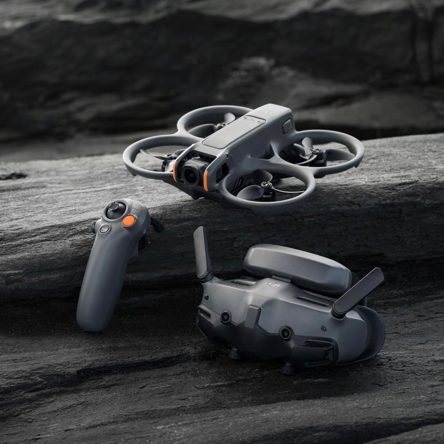 DJI Bundle Fly More Avata 2 (Batterie Unique), Drone FPV avec Caméra 4K, Protection d’hélice intégrée, Flip-Tonneau en Une Touche, Goggles 3 et RC Motion 3 Incluses, Drone Caméra pour Contenu en POV