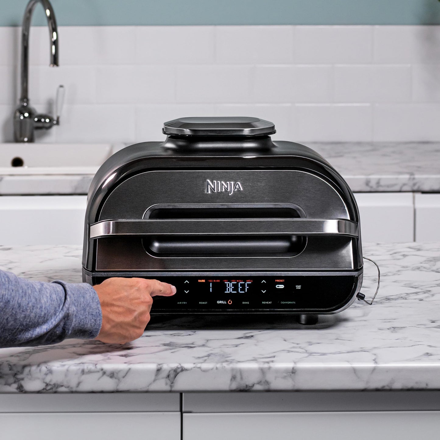 Ninja Foodi MAX Grill & Air Fryer avec Sonde de Cuisson Numérique, 5,7L, 6 Fonctions de Cuisson, Air Fry, Grille, Cuit, Rotis et bien plus, Pièces Lavables au Lave-vaisselle 2460W, Gris/Argent AG551EU
