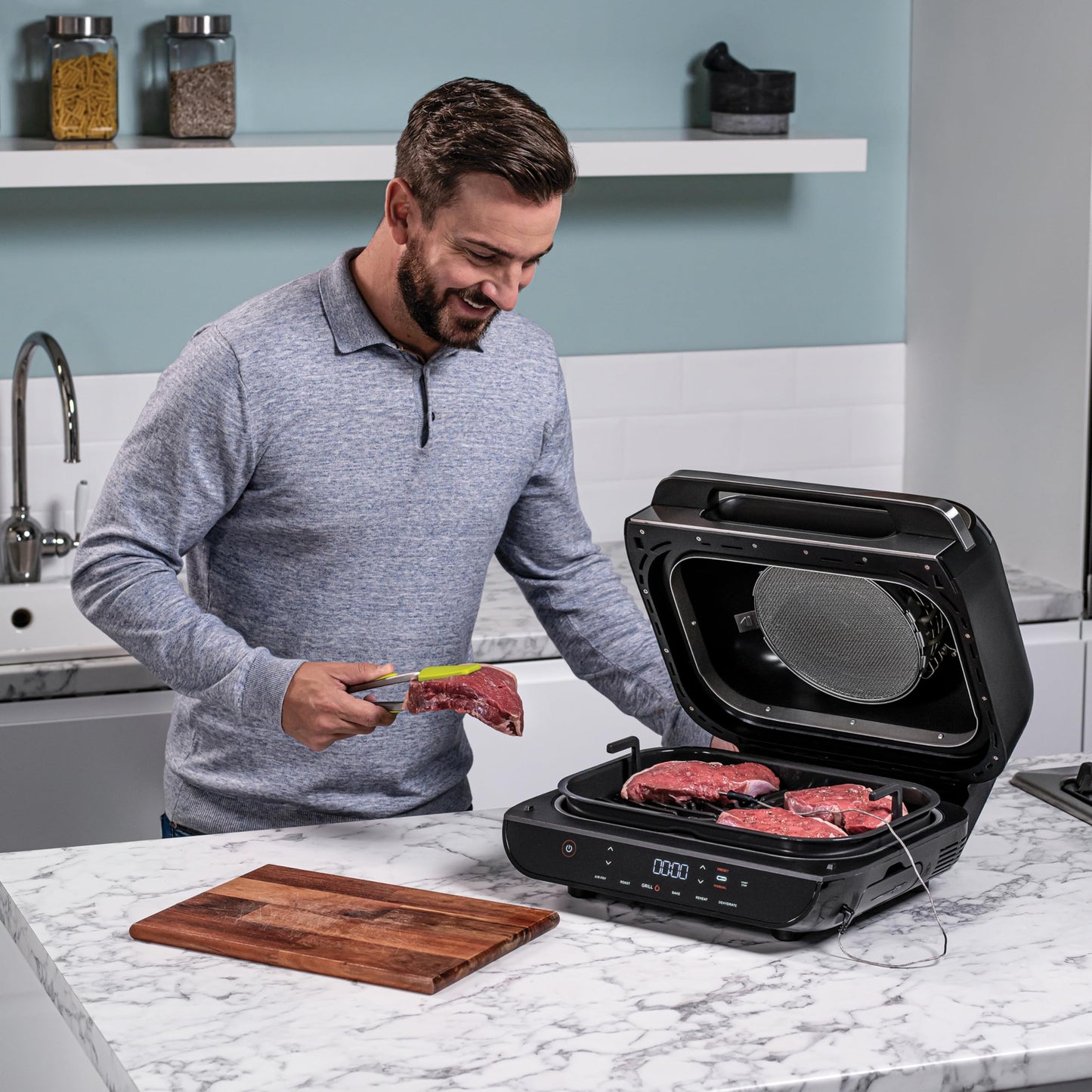 Ninja Foodi MAX Grill & Air Fryer avec Sonde de Cuisson Numérique, 5,7L, 6 Fonctions de Cuisson, Air Fry, Grille, Cuit, Rotis et bien plus, Pièces Lavables au Lave-vaisselle 2460W, Gris/Argent AG551EU